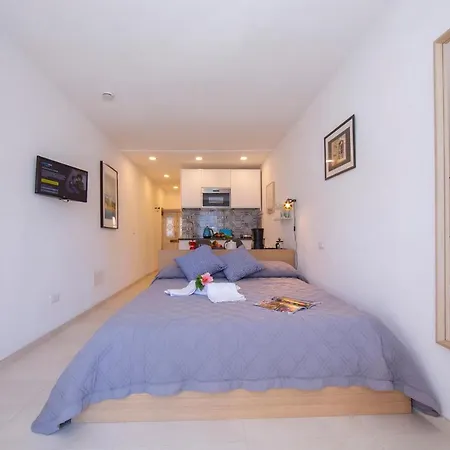 Fronte Apartmán *